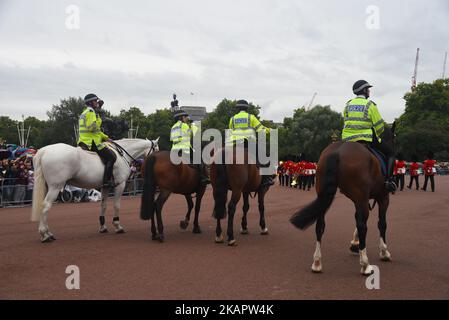 Nach dem Messerangriff, bei dem zwei Polizisten leicht verletzt wurden, in London am 30. August 2017, ist am Buckingham Palace ein hohes Sicherheitsniveau zu sehen. Die Metropolitan Police hält die Sicherheit mit bewaffneten Offizieren und Pferden hoch, besonders bei Ereignissen wie dem Wachwechsel. (Foto von Alberto Pezzali/NurPhoto) Stockfoto