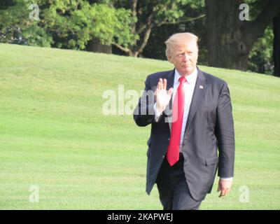 US-Präsident Donald Trump begrüßt, nachdem er Marine One auf dem South Lawn nach seiner Rückkehr zum Weißen Haus am 30. August 2017 in Washington, DC, abgetreten hat. Trump reiste nach Springfield, Missouri, um an einem Anstoß für Steuerreformen teilzunehmen, so das Weiße Haus. (Foto von Kyle Mazza/NurPhoto) Stockfoto