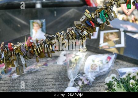 Ikonische Fotos, Blumen und Botschaften, die Lady Diana zum 20.. Todestag gewidmet sind, schmücken den Sockel der Freiheitsflamme-Statue am 31. August 2017 in Paris, Frankreich. Prinzessin Diana starb bei einem Autounfall am 31. August 1997 in der Nähe des Tunnels Pont de l'Alma. Die Statue „Flamme der Freiheit“ wurde zum inoffiziellen Denkmal für Diana, Prinzessin von Wales. (Foto von Julien Mattia/NurPhoto) Stockfoto