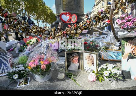 Ikonische Fotos, Blumen und Botschaften, die Lady Diana zum 20.. Todestag gewidmet sind, schmücken den Sockel der Freiheitsflamme-Statue am 31. August 2017 in Paris, Frankreich. Prinzessin Diana starb bei einem Autounfall am 31. August 1997 in der Nähe des Tunnels Pont de l'Alma. Die Statue „Flamme der Freiheit“ wurde zum inoffiziellen Denkmal für Diana, Prinzessin von Wales. (Foto von Julien Mattia/NurPhoto) Stockfoto