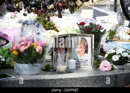 Ikonische Fotos, Blumen und Botschaften, die Lady Diana zum 20.. Todestag gewidmet sind, schmücken den Sockel der Freiheitsflamme-Statue am 31. August 2017 in Paris, Frankreich. Prinzessin Diana starb bei einem Autounfall am 31. August 1997 in der Nähe des Tunnels Pont de l'Alma. Die Statue „Flamme der Freiheit“ wurde zum inoffiziellen Denkmal für Diana, Prinzessin von Wales. (Foto von Julien Mattia/NurPhoto) Stockfoto