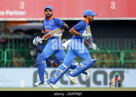 Der indische Cricket-Kapitän Virat Kohli (L) und Rohit Sharma laufen am Donnerstag, den 31. August 2017, während des One Day International Cricket-Spiels 4. zwischen Sri Lanka und Indien im internationalen Cricket-Stadion R Premadasa in Colombo, Sri Lanka, zwischen den Wickets. (Foto von Tharaka Basnayaka/NurPhoto) Stockfoto