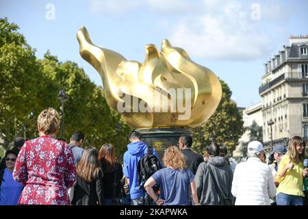 Ikonische Fotos, Blumen und Botschaften, die Lady Diana zum 20.. Todestag gewidmet sind, schmücken den Sockel der Freiheitsflamme-Statue am 31. August 2017 in Paris, Frankreich. Prinzessin Diana starb bei einem Autounfall am 31. August 1997 in der Nähe des Tunnels Pont de l'Alma. Die Statue „Flamme der Freiheit“ wurde zum inoffiziellen Denkmal für Diana, Prinzessin von Wales. (Foto von Julien Mattia/NurPhoto) Stockfoto