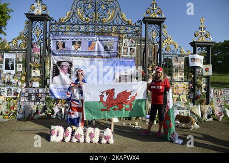 Vor den Toren des Kensington Palace, wo noch immer Tribute hinterlassen werden, versammeln sich die Wohlhabenden und königlichen „Enthusiasten“ am 20.. Todestag von Prinzessin Diana am 31. August 2017 in London, England. Heute jährt sich zum 20.. Mal der Tod von Prinzessin Diana. (Foto von Alberto Pezzali/NurPhoto) Stockfoto