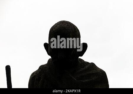 Silhouette der Mahatma Gandhi Statue in der Innenstadt von Rio de Janeiro, Brasilien - 11. September 2022: Silhouette der Mahatma Gandhi Statue in der Innenstadt von Rio de Ja Stockfoto