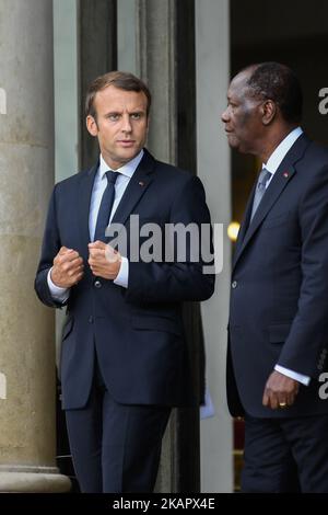 Der französische Präsident Emmanuel Macron begrüßt Alassane Ouattara, den Präsidenten der Elfenbeinküste, vor einem Treffen im Präsidentenpalast von Elysee am 31. August 2017 in Paris, Frankreich. Ouattara ist in Paris für einen Tag Arbeitsbesuch. (Foto von Julien Mattia/NurPhoto) Stockfoto