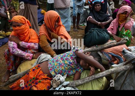 Neue Rohingya-Flüchtlinge sitzen am 30. August 2017 in der Nähe des provisorischen Flüchtlingslagers Kutupalang in Cox’s Bazar, Bangladesch. Die UN-Flüchtlingsbehörde sagte, dass in den letzten drei Tagen mehr als 3.000 Menschen eingetroffen waren. (Foto von Mushfiqul Alam/NurPhoto) Stockfoto