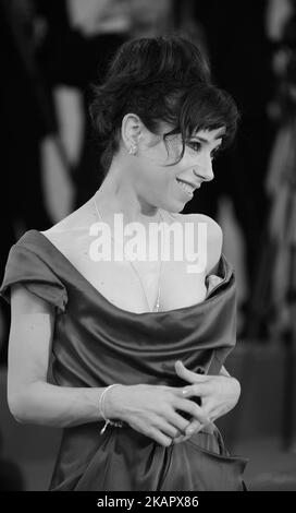 Sally Hawkins läuft auf dem roten Teppich vor der Vorführung von „The Shape of Water“ während des Filmfestivals 74. in Venedig, Italien, am 31. August 2017. (Foto von Matteo Chinellato/NurPhoto) Stockfoto