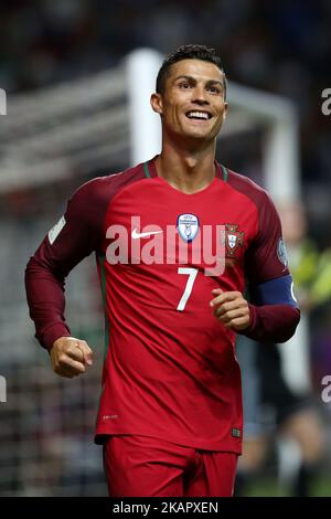 Portugals Stürmer Cristiano Ronaldo lächelt während des FIFA-WM-Qualifikationsspiel 2018 zwischen Portugal und den Färöer-Inseln am 31. August 2017 im Bessa XXI-Stadion in Porto, Portugal. (Foto von Pedro FiÃºza/NurPhoto) Stockfoto