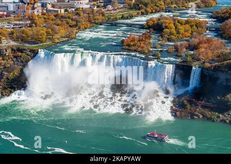 Blick auf die Niagara River American Falls in der Herbstsaison. Bootstour Durch Niagara. Niagara Falls City, Ontario, Kanada. Stockfoto