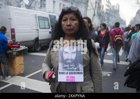 Am 1. September demonstrierten mehr als 200 Menschen einen Monat nach dem Verschwinden von Santiago Maldonado auf der Plaza de Mayo, CABA, Argentinien, und forderten den Rücktritt der Sicherheitsministerin Patricia Bullrich. Die beiden Brüder von Santiago Maldonado, deutsch und Sergio, arbeiteten als Redner an der Veranstaltung, an der unter anderem Mütter und Großmütter der Plaza de Mayo und Adolfo Perez Esquivel (Friedensnobelpreis) teilnahmen. (Foto von Matias Jovet/NurPhoto) Stockfoto