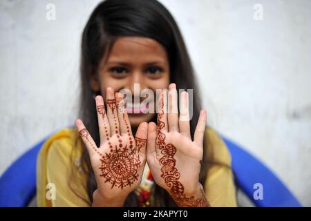 Ein nepalesisches muslimisches Mädchen zeigt ihre Hände, nachdem es während der Feier von Bakra Eid oder Eid al-Adha oder ID-ul-Azha am Samstag, dem 02. September 2017 in der Kashmiri-Jame-Moschee, Kathmandu, Nepal, Henna angewendet hat. Bakra Eid, auch Eid al-Adha oder ID-ul-Azha auf Arabisch bekannt, ist ein "Fest des Opfers" und wird als die Zeit des Gebens und Opfers gefeiert. Die nepalesische Regierung kündigte anlässlich von Bakra Eid oder Eid al-Adha oder ID-ul-Azha, einem der beiden größten Feste für Muslime weltweit, einen öffentlichen Feiertag an. (Foto von Narayan Maharjan/NurPhoto) Stockfoto