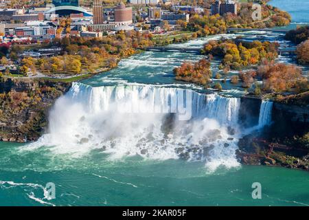 Blick auf die Niagara River American Falls in der Herbstsaison. Niagara Falls City, Ontario, Kanada. Stockfoto