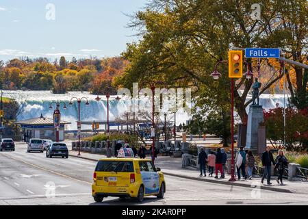 Niagara Falls City, Ontario, Kanada - Oktober 27 2022 : Kreuzung von Clifton Hill und Falls Ave in der Herbstsaison. American Falls Stockfoto