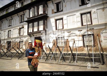 Ein Vater, der ihre Tochter während der Feier der Kumari puja am Basantapur Durbar Square, Katmandu, Nepal, am Montag, den 04. September 2017 trägt. Insgesamt versammelten sich 108 junge Mädchen unter neun Jahren für die Kumari-Puja, eine Tradition der Anbetung, die glaubt, dass Puja kleine Mädchen in Zukunft vor Krankheiten und Pech retten wird. (Foto von Narayan Maharjan/NurPhoto) Stockfoto