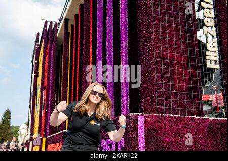 September 3., Zundert. Am ersten Sonntag im September jedes Jahres seit 1936 veranstaltet Zundert, eine kleine Stadt in den Niederlanden, in der Vincent van Gogh geboren wurde, die größte von Freiwilligen geführte Blumenparade der Welt mit einer Reihe von übertriebenem Wagen aus lokalen Dahlien. Die Straßen der Stadt werden durch die Einsendungen aus konkurrierenden Stadtvierteln elektrisiert, die in Form von übergroßen Füchsen auf Blumenbasis, rothaarigen Damen, Drachen und anderen Kreaturen und Abstraktionen aussehen, wobei jeder 66 Meter lange, 33 Meter hohe Wagen aus einer halben Million Dahlien besteht. (Foto von Romy Arroyo Fernande Stockfoto