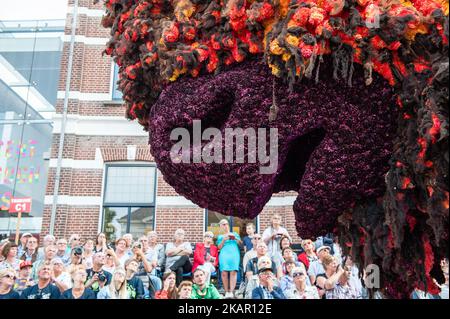 September 3., Zundert. Am ersten Sonntag im September jedes Jahres seit 1936 veranstaltet Zundert, eine kleine Stadt in den Niederlanden, in der Vincent van Gogh geboren wurde, die größte von Freiwilligen geführte Blumenparade der Welt mit einer Reihe von übertriebenem Wagen aus lokalen Dahlien. Die Straßen der Stadt werden durch die Einsendungen aus konkurrierenden Stadtvierteln elektrisiert, die in Form von übergroßen Füchsen auf Blumenbasis, rothaarigen Damen, Drachen und anderen Kreaturen und Abstraktionen aussehen, wobei jeder 66 Meter lange, 33 Meter hohe Wagen aus einer halben Million Dahlien besteht. (Foto von Romy Arroyo Fernande Stockfoto