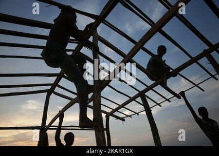 Rohingya bauen temporäre Häuser auf der Hügelseite in der Nähe von Balukhali, Cox's Bazar, September 4,2017 . Am 25. August brach im Rakhine-Staat in Myanmar Gewalt aus, als die Sicherheitskräfte des Landes eine Operation gegen die muslimische Rohingya-Gemeinschaft starteten. Es löste einen neuen Zustrom von Flüchtlingen in das benachbarte Bangladesch aus, obwohl das Land seine Grenze für Flüchtlinge abgedichtet hatte. (Foto von Mushfiqul Alam/NurPhoto) Stockfoto