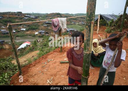 Die Familie Rohingya wartet darauf, in der hügeligen Gegend in der Nähe von Balukhali, Cox's Bazar, eine temporäre Reise zu bauen. 4. September 2017 . Am 25. August brach im Rakhine-Staat in Myanmar Gewalt aus, als die Sicherheitskräfte des Landes eine Operation gegen die muslimische Rohingya-Gemeinschaft starteten. Es löste einen neuen Zustrom von Flüchtlingen in das benachbarte Bangladesch aus, obwohl das Land seine Grenze für Flüchtlinge abgedichtet hatte. (Foto von Mushfiqul Alam/NurPhoto) Stockfoto