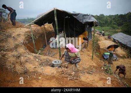 Rohingya bauen temporäre Häuser auf der Hügelseite in der Nähe von Balukhali, Cox's Bazar, September 4,2017 . Am 25. August brach im Rakhine-Staat in Myanmar Gewalt aus, als die Sicherheitskräfte des Landes eine Operation gegen die muslimische Rohingya-Gemeinschaft starteten. Es löste einen neuen Zustrom von Flüchtlingen in das benachbarte Bangladesch aus, obwohl das Land seine Grenze für Flüchtlinge abgedichtet hatte. (Foto von Mushfiqul Alam/NurPhoto) Stockfoto