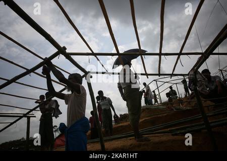 Rohingya bauen temporäre Häuser auf der Hügelseite in der Nähe von Balukhali, Cox's Bazar, September 4,2017 . Am 25. August brach im Rakhine-Staat in Myanmar Gewalt aus, als die Sicherheitskräfte des Landes eine Operation gegen die muslimische Rohingya-Gemeinschaft starteten. Es löste einen neuen Zustrom von Flüchtlingen in das benachbarte Bangladesch aus, obwohl das Land seine Grenze für Flüchtlinge abgedichtet hatte. (Foto von Mushfiqul Alam/NurPhoto) Stockfoto