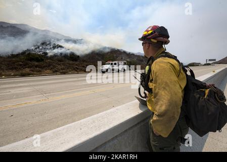 Ein Feuerwehrmann hat das Feuer im La Tuna Canyon am 2. September 2017 in Los Angeles, Kalifornien, im Auge. Hunderte von Feuerwehrleuten kämpfen während einer dreistelligen Hitzewelle in Südkalifornien gegen das 8.000 Hektar große Brushfeuer, das obligatorische Evakuierungen und die Schließung des Freeway 210 verursachte. (Foto: Ronen Tivony) (Foto: Ronen Tivony/NurPhoto) Stockfoto