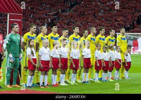 Die kasachische Fußballnationalmannschaft während der Hymne während des Qualifikationsrunden-Spiels der FIFA-Weltmeisterschaft 2018 zwischen Polen und Kasachstan im Nationalstadion in Warschau, Polen, am 4. September 2017 (Foto: Andrew Surma/NurPhoto) Stockfoto