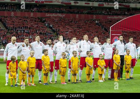 Die polnische Fußballnationalmannschaft während der Nationalhymne während des Qualifikationsrunden-Spiels der FIFA-Weltmeisterschaft 2018 zwischen Polen und Kasachstan im Nationalstadion in Warschau, Polen, am 4. September 2017 (Foto: Andrew Surma/NurPhoto) Stockfoto