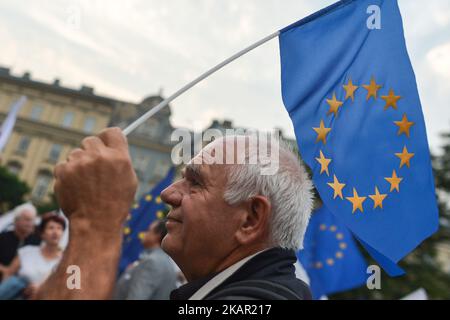 Das Komitee zur Verteidigung der Demokratie (KOD) und Mitglieder der Opposition aus der Region „Malopolska“ organisierten einen „Marsch gegen den Faschismus“, um jegliche ANTISEMITISCHEN, rassistischen, fremdenfeindlichen und faschistischen Organisationen in Polen zu unterstützen. Am Freitag, den 1. September 2017, auf dem Hauptmarkt in Krakau, Polen. (Foto von Artur Widak/NurPhoto) Stockfoto