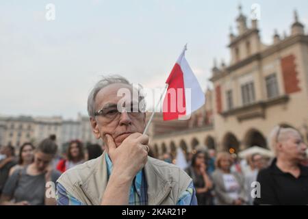 Das Komitee zur Verteidigung der Demokratie (KOD) und Mitglieder der Opposition aus der Region „Malopolska“ organisierten einen „Marsch gegen den Faschismus“, um jegliche ANTISEMITISCHEN, rassistischen, fremdenfeindlichen und faschistischen Organisationen in Polen zu unterstützen. Am Freitag, den 1. September 2017, auf dem Hauptmarkt in Krakau, Polen. (Foto von Artur Widak/NurPhoto) Stockfoto