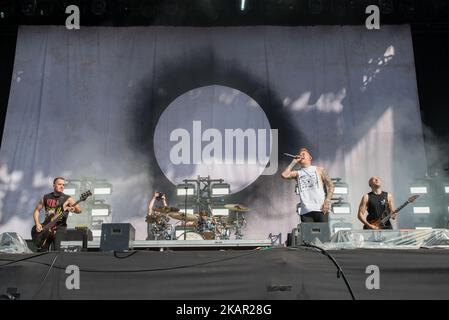 Metalcore Band Architects treten am dritten Tag des Reading Festivals, Reading am 27. August 2017, live auf der Bühne auf. Die Band besteht derzeit aus Sänger Sam Carter, Schlagzeuger Dan Searle, Bassist Alex Dean und Gitarrist Adam Christianson (Foto: Alberto Pezzali/NurPhoto) Stockfoto
