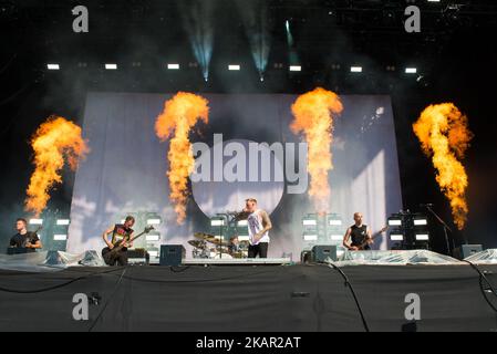 Metalcore Band Architects treten am dritten Tag des Reading Festivals, Reading am 27. August 2017, live auf der Bühne auf. Die Band besteht derzeit aus Sänger Sam Carter, Schlagzeuger Dan Searle, Bassist Alex Dean und Gitarrist Adam Christianson (Foto: Alberto Pezzali/NurPhoto) Stockfoto