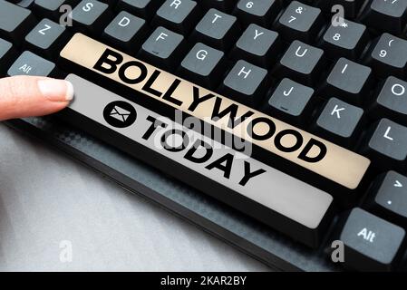 Schreiben mit Text Bollywood. Internet-Konzept einer, der organisiert und übernimmt die Risiken eines Unternehmens Eingabe Online-Netzwerk-Protokolle, erstellen Stockfoto