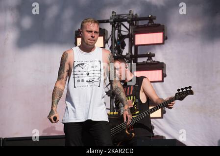 Metalcore Band Architects treten am dritten Tag des Reading Festivals, Reading am 27. August 2017, live auf der Bühne auf. Die Band besteht derzeit aus Sänger Sam Carter, Schlagzeuger Dan Searle, Bassist Alex Dean und Gitarrist Adam Christianson (Foto: Alberto Pezzali/NurPhoto) Stockfoto