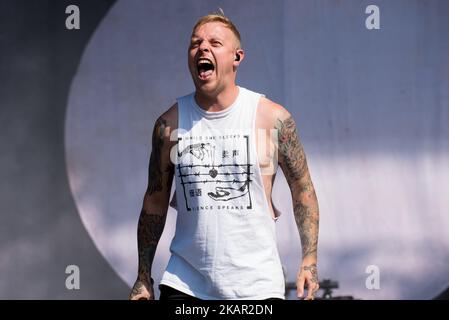 Metalcore Band Architects treten am dritten Tag des Reading Festivals, Reading am 27. August 2017, live auf der Bühne auf. Die Band besteht derzeit aus Sänger Sam Carter, Schlagzeuger Dan Searle, Bassist Alex Dean und Gitarrist Adam Christianson (Foto: Alberto Pezzali/NurPhoto) Stockfoto