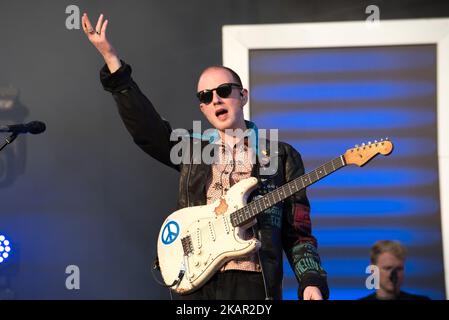 Die irische Rockband Two Door Cinema Club spielt am ersten Tag des Reading Festivals, Reading, am 25. August 2017, auf der Bühne. Das Lineup besteht aus Alex Trimble (Gesang, Rhythmusgitarre, Beats, Synths), Sam Halliday (Leadgitarre, Backing Vocals) und Kevin Baird (Bass, Synths, Backing Vocals). (Foto von Alberto Pezzali/NurPhoto) Stockfoto