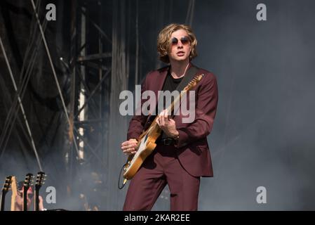 Die englische Indie-Rockband circa Waves tritt am ersten Tag des Reading Festivals, Reading, am 25. August 2017, auf der Bühne auf. Die Band besteht aus Frontmann Kieran Shudall (Gesang, Gitarre), Sam Rourke (Bass), Colin Jones (Schlagzeug) und Joe Falconer (Gitarrist). (Foto von Alberto Pezzali/NurPhoto) Stockfoto