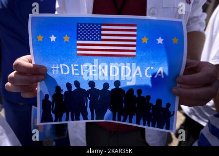 Immigrationsrechtler protestieren gegen die Beendigung des DACA-Programms durch die Trump-Regierung am 5. September 2017 in Los Angeles, Kalifornien. Das Programm „Deferred Action for Childhood Arrivals“ schützte 800.000 junge, undokumentierte Einwanderer vor der Abschiebung. (Foto von Ronen Tivony/NurPhoto) Stockfoto