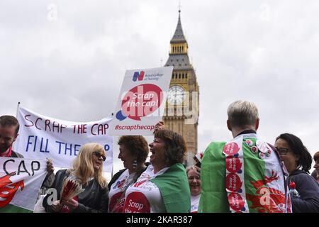 Am 6. September 2017 fand auf dem Parliament Square eine Demonstration gegen die Lohnobergrenze der Regierung für Beschäftigte des öffentlichen Sektors in London statt. Das Royal College of Nursing (RCN), das die Demonstration anführte, hat seine Mitglieder gewarnt, dass sie bereit sein könnten, zu streiken, wenn die Grenze nicht aufgehoben wird. (Foto von Alberto Pezzali/NurPhoto) Stockfoto