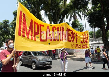 Salvador, Bahia, Brasilien - 02. Oktober 2021: Protestler trägt bei einer Demonstration gegen Präsident Jair Bolsonaro in der Stadt Salvador ein Transparent. Stockfoto