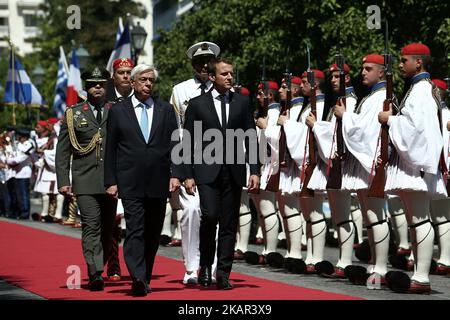 Der griechische Präsident Prokopis Pavlopoulos (L) und der französische Präsident Emmanuel Macron inspizieren die Garde des Präsidenten während der offiziellen Empfangszeremonie im Präsidentenhaus in Athen am 7. September 2017. Emmanuel Macron ist auf einem offiziellen zweitägigen Besuch in Griechenland. (Foto von Panayotis Tzamaros/NurPhoto) Stockfoto