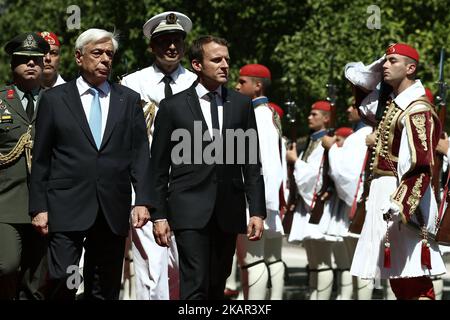 Der griechische Präsident Prokopis Pavlopoulos (L) und der französische Präsident Emmanuel Macron inspizieren die Garde des Präsidenten während der offiziellen Empfangszeremonie im Präsidentenhaus in Athen am 7. September 2017. Emmanuel Macron ist auf einem offiziellen zweitägigen Besuch in Griechenland. (Foto von Panayotis Tzamaros/NurPhoto) Stockfoto