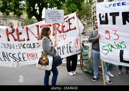 Die Demonstranten halten ein Banner mit einer ZEP 93 (Zone des vorrangigen Bildungsprogramms)-High School aus der Grafschaft Ile de France 93. Streik und Protest vor dem Pariser Regionalbüro, unterstützt vom Abgeordneten der seine Saint Denis, Eric Coquerel. (Foto von Julien Mattia/NurPhoto) Stockfoto