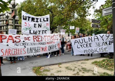 Die Demonstranten halten ein Banner mit einer ZEP 93 (Zone des vorrangigen Bildungsprogramms)-High School aus der Grafschaft Ile de France 93. Streik und Protest vor dem Pariser Regionalbüro, unterstützt vom Abgeordneten der seine Saint Denis, Eric Coquerel. (Foto von Julien Mattia/NurPhoto) Stockfoto