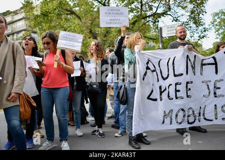 Die Demonstranten halten ein Banner mit einer ZEP 93 (Zone des vorrangigen Bildungsprogramms)-High School aus der Grafschaft Ile de France 93. Streik und Protest vor dem Pariser Regionalbüro, unterstützt vom Abgeordneten der seine Saint Denis, Eric Coquerel. (Foto von Julien Mattia/NurPhoto) Stockfoto