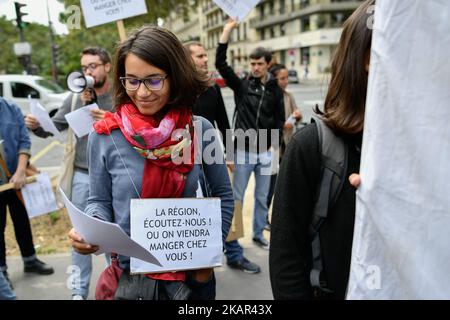 Die Demonstranten halten ein Banner mit einer ZEP 93 (Zone des vorrangigen Bildungsprogramms)-High School aus der Grafschaft Ile de France 93. Streik und Protest vor dem Pariser Regionalbüro, unterstützt vom Abgeordneten der seine Saint Denis, Eric Coquerel. (Foto von Julien Mattia/NurPhoto) Stockfoto