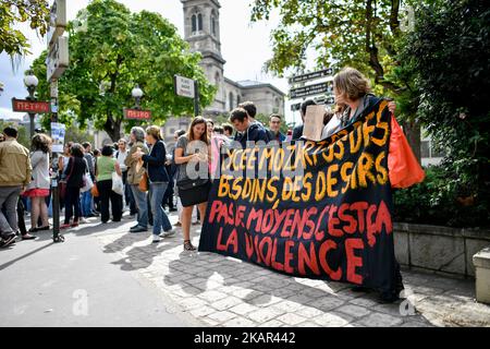 Die Demonstranten halten ein Banner mit einer ZEP 93 (Zone des vorrangigen Bildungsprogramms)-High School aus der Grafschaft Ile de France 93. Streik und Protest vor dem Pariser Regionalbüro, unterstützt vom Abgeordneten der seine Saint Denis, Eric Coquerel. (Foto von Julien Mattia/NurPhoto) Stockfoto