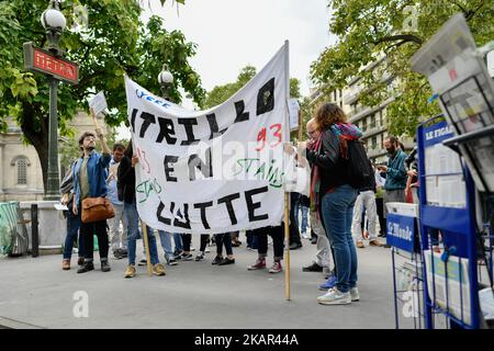 Die Demonstranten halten ein Banner mit einer ZEP 93 (Zone des vorrangigen Bildungsprogramms)-High School aus der Grafschaft Ile de France 93. Streik und Protest vor dem Pariser Regionalbüro, unterstützt vom Abgeordneten der seine Saint Denis, Eric Coquerel. (Foto von Julien Mattia/NurPhoto) Stockfoto