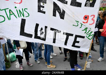 Die Demonstranten halten ein Banner mit einer ZEP 93 (Zone des vorrangigen Bildungsprogramms)-High School aus der Grafschaft Ile de France 93. Streik und Protest vor dem Pariser Regionalbüro, unterstützt vom Abgeordneten der seine Saint Denis, Eric Coquerel. (Foto von Julien Mattia/NurPhoto) Stockfoto