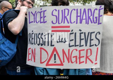 Die Demonstranten halten ein Banner mit einer ZEP 93 (Zone des vorrangigen Bildungsprogramms)-High School aus der Grafschaft Ile de France 93. Streik und Protest vor dem Pariser Regionalbüro, unterstützt vom Abgeordneten der seine Saint Denis, Eric Coquerel. (Foto von Julien Mattia/NurPhoto) Stockfoto